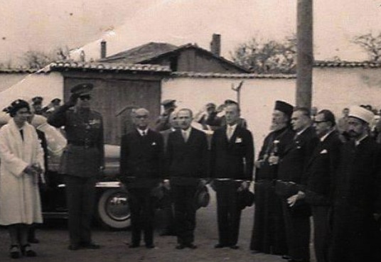 1952'de Celal Bayar Gümülcine'ye geldiğinde kendi ismini taşıyan (Celal Bayar Lisesi) okulun önünde otomobilinden indikten sonra